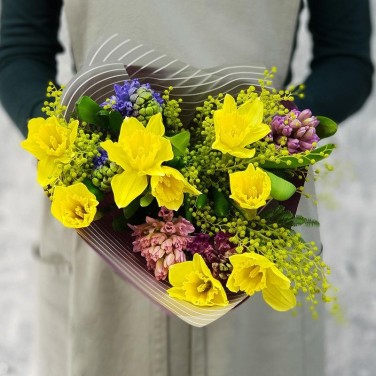 Весенний букет из гиацинтов, нарциссов и мимозы