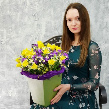 Яркий букет из нарциссов и маттиол в коробке