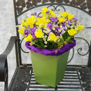 Яркий букет из нарциссов и маттиол в коробке