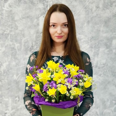 Яркий букет из нарциссов и маттиол в коробке