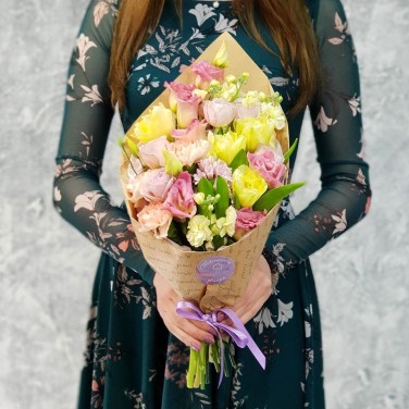 Букет из гиацинта, тюльпанов и кустовой розы - Очарованная
