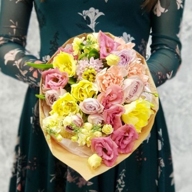 Букет из гиацинта, тюльпанов и кустовой розы - Очарованная