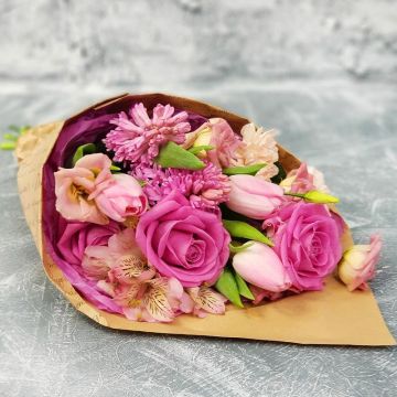 Стильный букет из роз, тюльпанов и лизиантуса