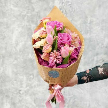 Стильный букет из роз, тюльпанов и лизиантуса