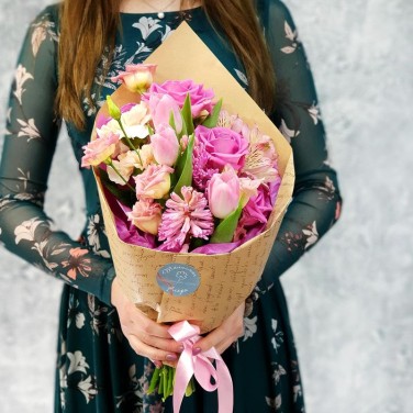 Стильный букет из роз, тюльпанов и лизиантуса