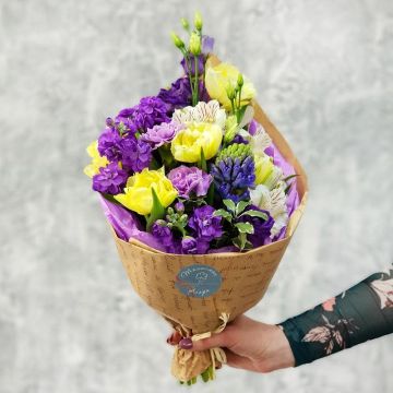 Весенний букет из тюльпанов гиацинтов и альстромерии