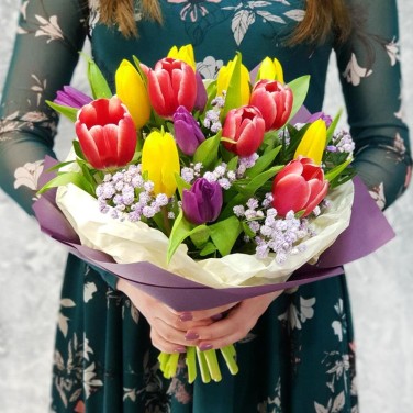Стильный букет из тюльпанов гипсофилы Весенний калейдоскоп