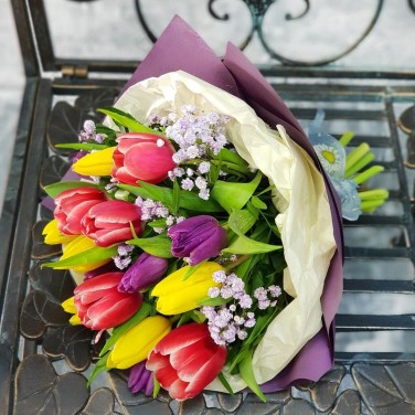 Стильный букет из тюльпанов гипсофилы Весенний калейдоскоп