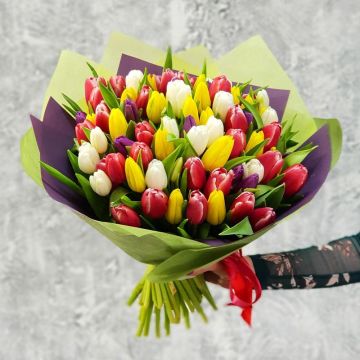 Букет из разноцветных тюльпанов в стильной упаковке