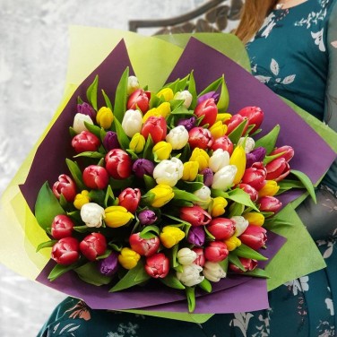 Букет из разноцветных тюльпанов в стильной упаковке