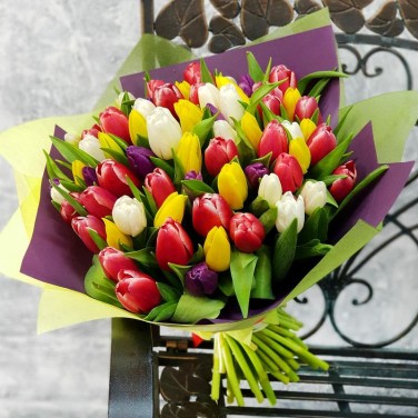 Букет из разноцветных тюльпанов в стильной упаковке