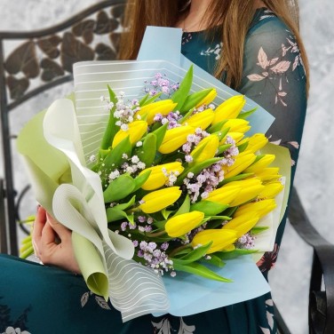 Стильный букет из желтых тюльпанов и гипсофилы