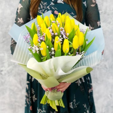 Стильный букет из желтых тюльпанов и гипсофилы
