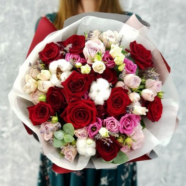 Букет с красной розой лавандой и хлопком