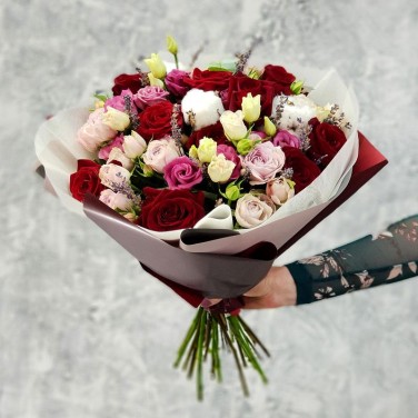 Букет с красной розой лавандой и хлопком