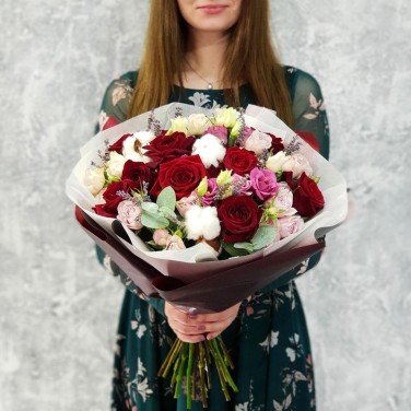 Букет с красной розой лавандой и хлопком