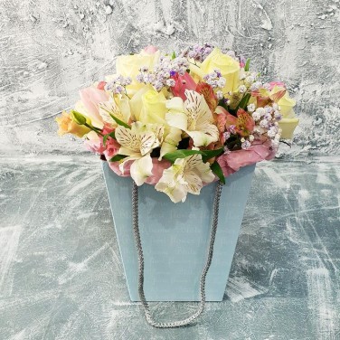 Композиция из роз, тюльпанов и лизиантуса Нежность