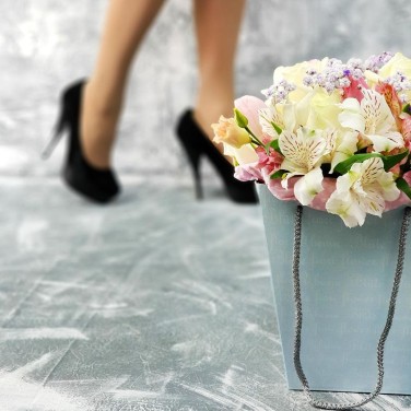 Композиция из роз, тюльпанов и лизиантуса Нежность