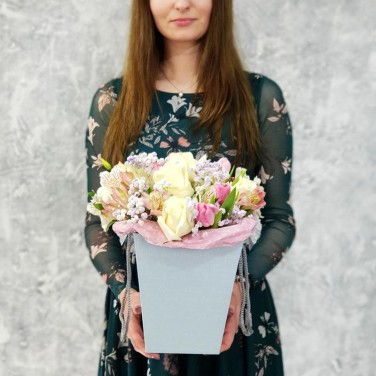 Композиция из роз, тюльпанов и лизиантуса Нежность