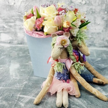 Композиция из роз, тюльпанов и лизиантуса Нежность