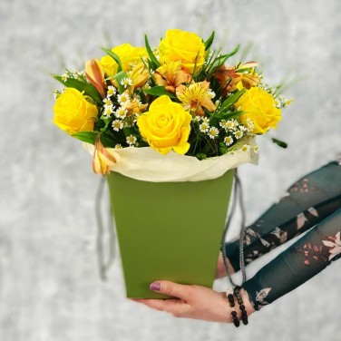 Композиция из желтых роз с ромашкой, альстромерией Ласковое солнышко