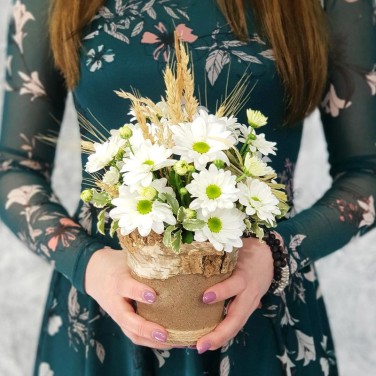 Композиция с хризантемой и пшеницей в природном кашпо