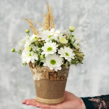 Композиция с хризантемой и пшеницей в природном кашпо
