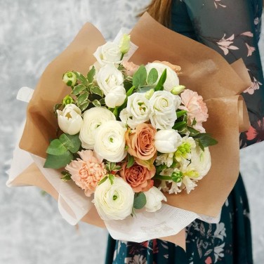 Элегантный букет из ранункулюсов и роз.