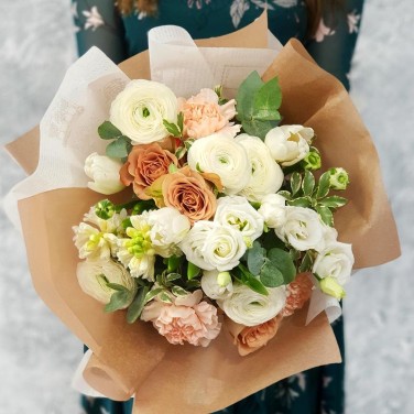Элегантный букет из ранункулюсов и роз.