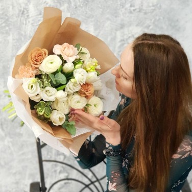 Элегантный букет из ранункулюсов и роз.