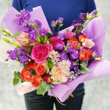 Оригинальный букет из маттиолы и роз