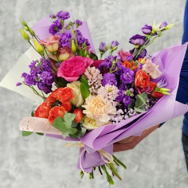 Оригинальный букет из маттиолы и роз