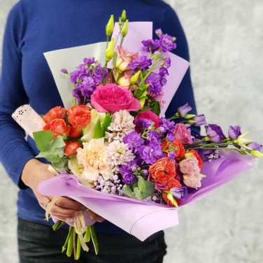 Оригинальный букет из маттиолы и роз