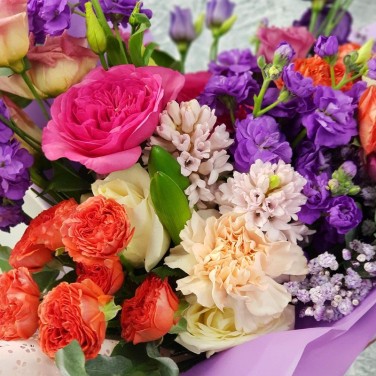 Оригинальный букет из маттиолы и роз