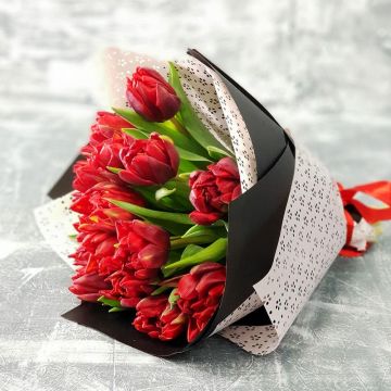 Стильный букет из красных тюльпанов