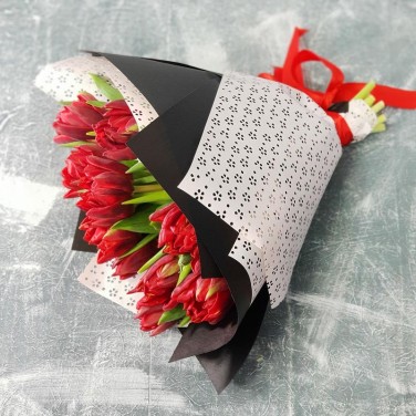 Стильный букет из красных тюльпанов