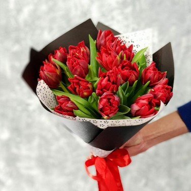 Стильный букет из красных тюльпанов