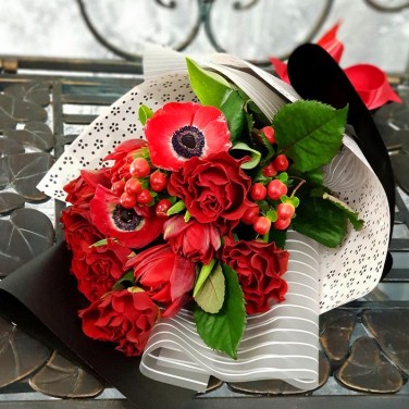 Букет из роз и анемонов