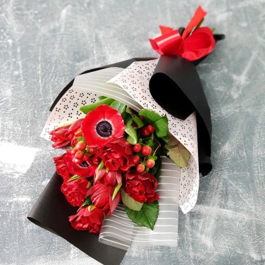 Букет из роз и анемонов