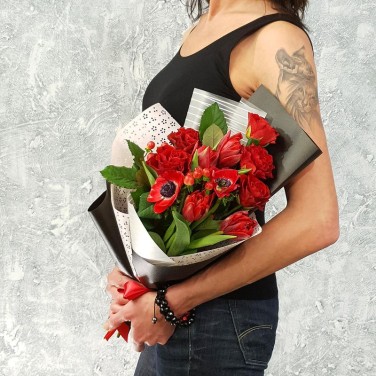 Букет из роз и анемонов