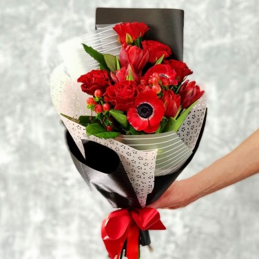 Букет из роз и анемонов