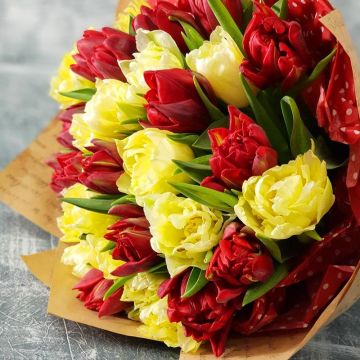 Яркие тюльпаны в дизайнерской упаковке