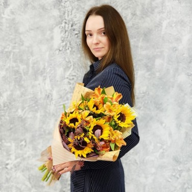 Яркий летний букет с подсолнухами