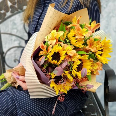 Яркий летний букет с подсолнухами