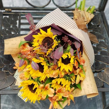 Яркий летний букет с подсолнухами