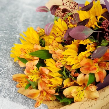 Яркий летний букет с подсолнухами