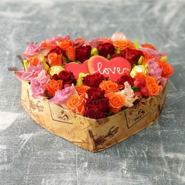 Сладкое сердце из роз и лизиантуса Люблю