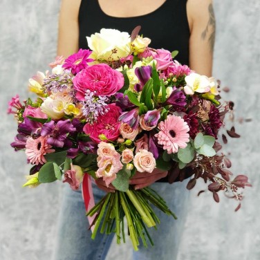 Большой эффектный букет из гербер, альстромерий и лизиантуса