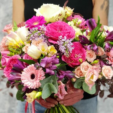 Большой эффектный букет из гербер, альстромерий и лизиантуса