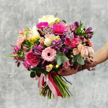 Большой эффектный букет из гербер, альстромерий и лизиантуса